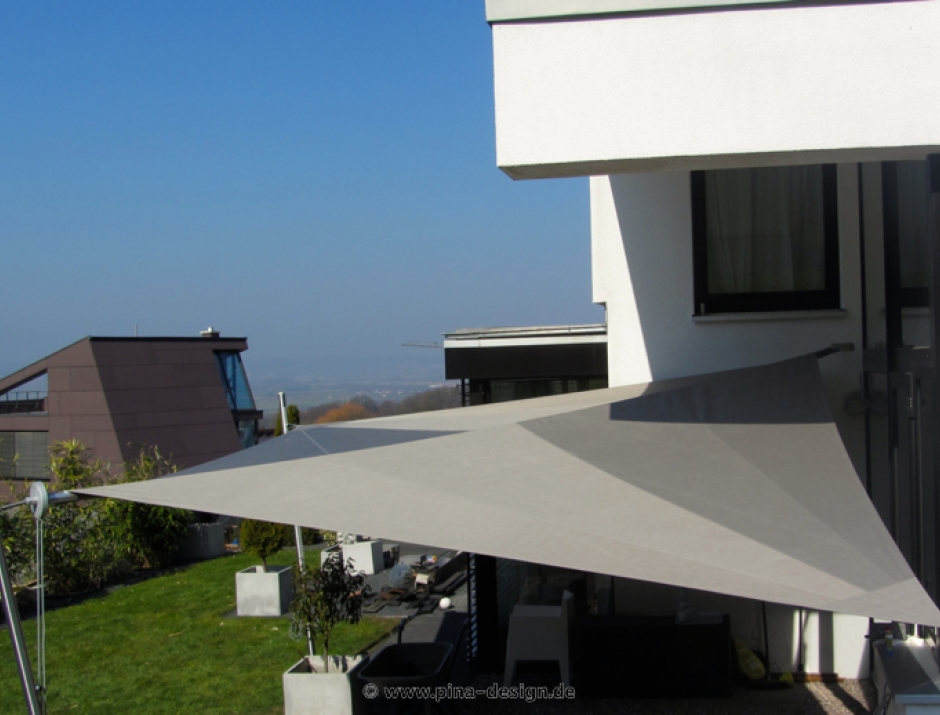 Sonnensegel manuell Bovenden 3M / 1W I. anthrazites Segel vor weißen Haus