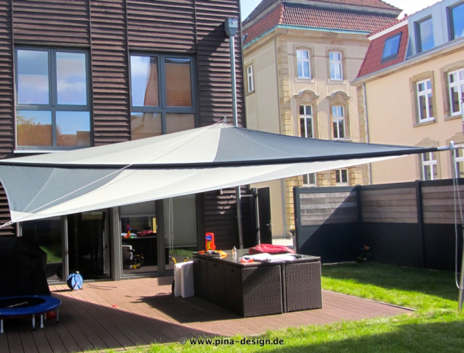 Sonnensegel manuell Recklinghausen 2M / 2W anthrazites Segel vor einem Haus