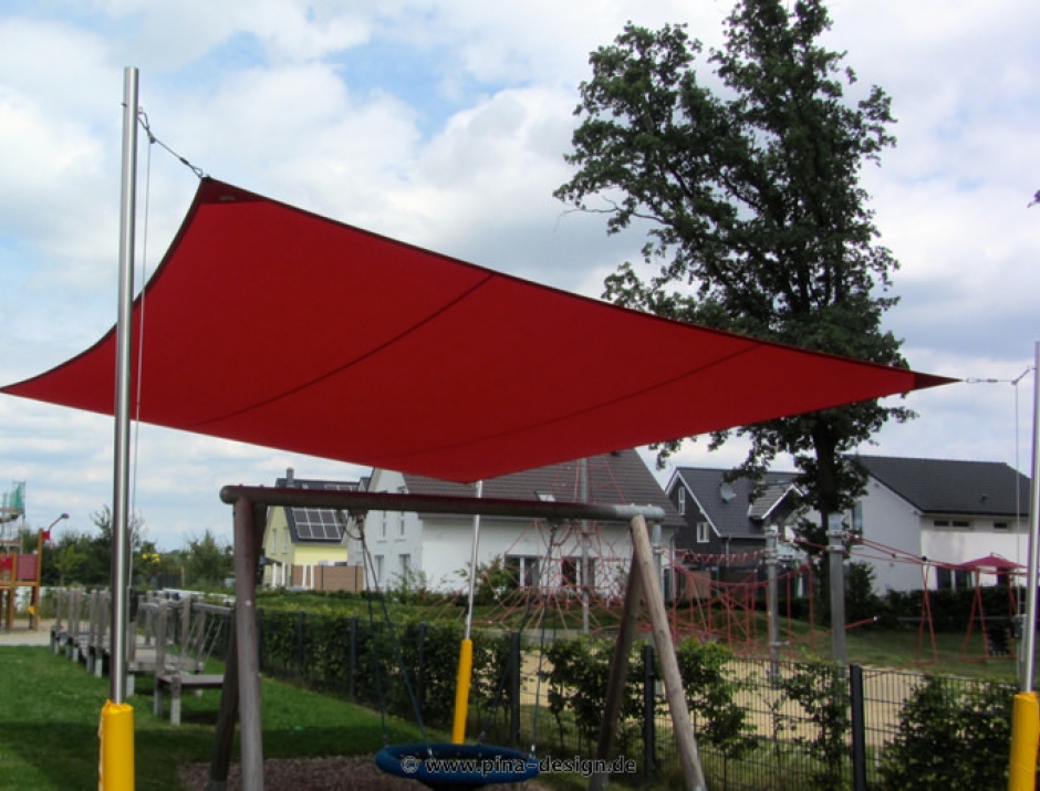 Sonnensegel feststehend Dortmund 4M III. rotes Segel über einen Spielplatz 