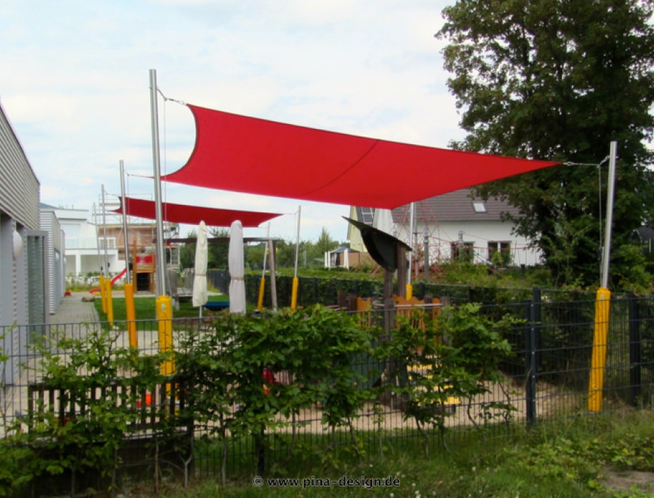 2 Sonnensegel feststehend Dortmund 4M V., 2 rote Segel über 2 Spielplätze