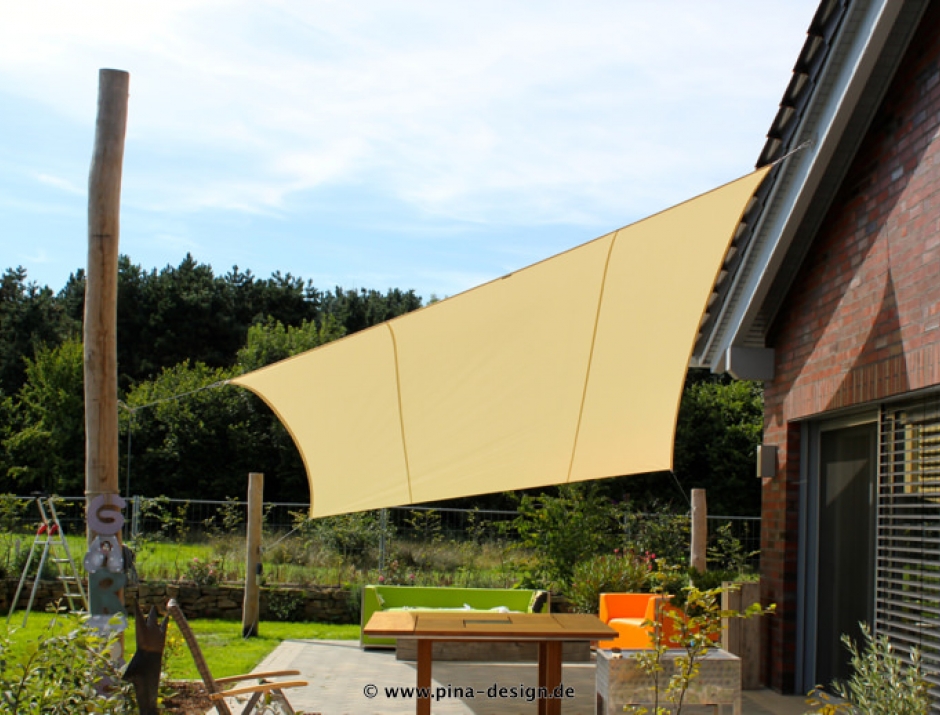 Sonnensegel feststehend Drensteinfurt 3M / 1W IV. in champagner vor einem Haus