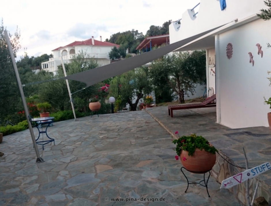 Sonnensegel feststehend Griechenland 2M / 2W II. weißes Segel vor einem weißen Haus