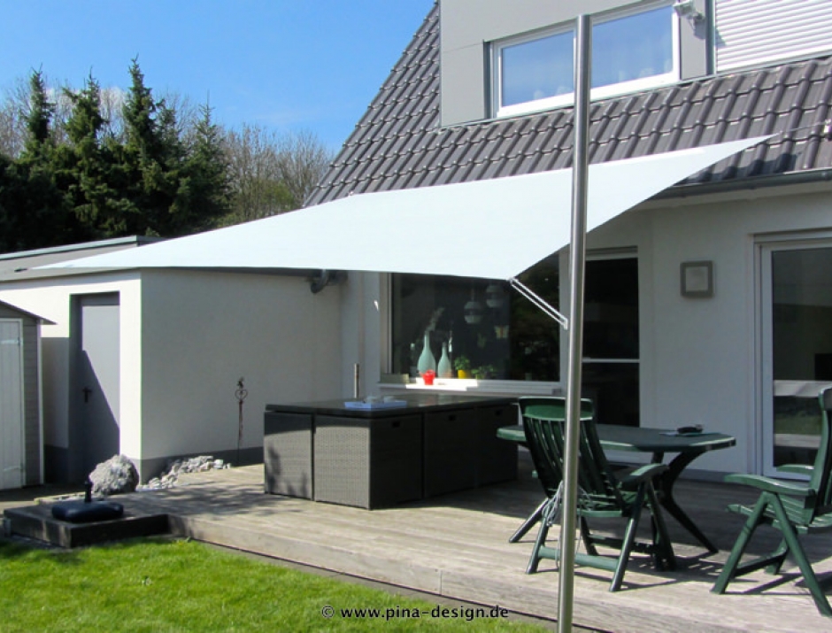 Sonnensegel feststehend Hamm 2M / 2W II. graues Segel vor einem weißen Haus