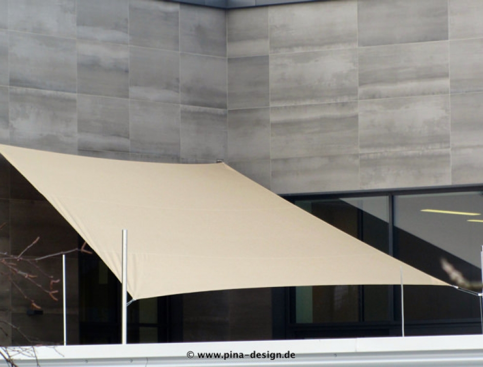 Sonnensegel feststehend Iserlohn 2M / 2W in elfenbein vor einem grauen Haus