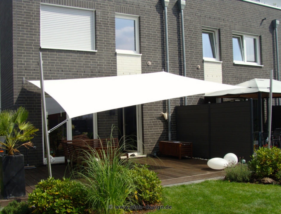 Sonnensegel feststehend Köln 2M / 2W I. in elfenbein vor einem grauen Haus