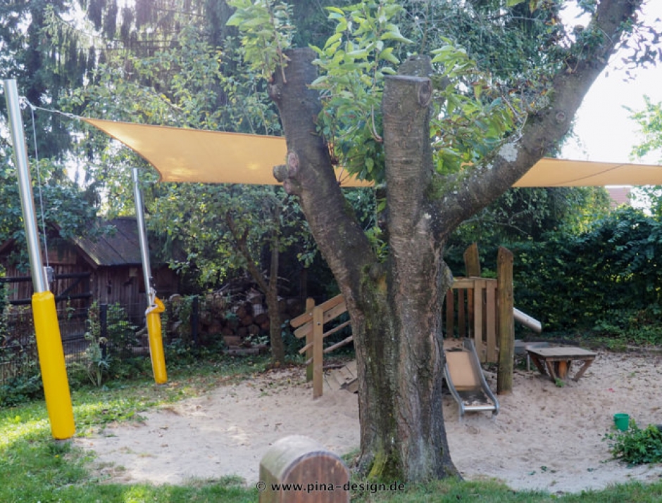 Sonnensegel feststehend Laer 4M oranges Segel über einen Spielplatz