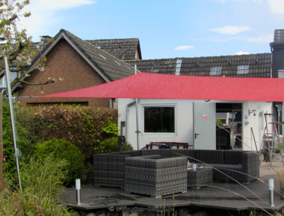 Sonnensegel feststehend Münster 4M III. rotes Segel über einer Gartenterrasse