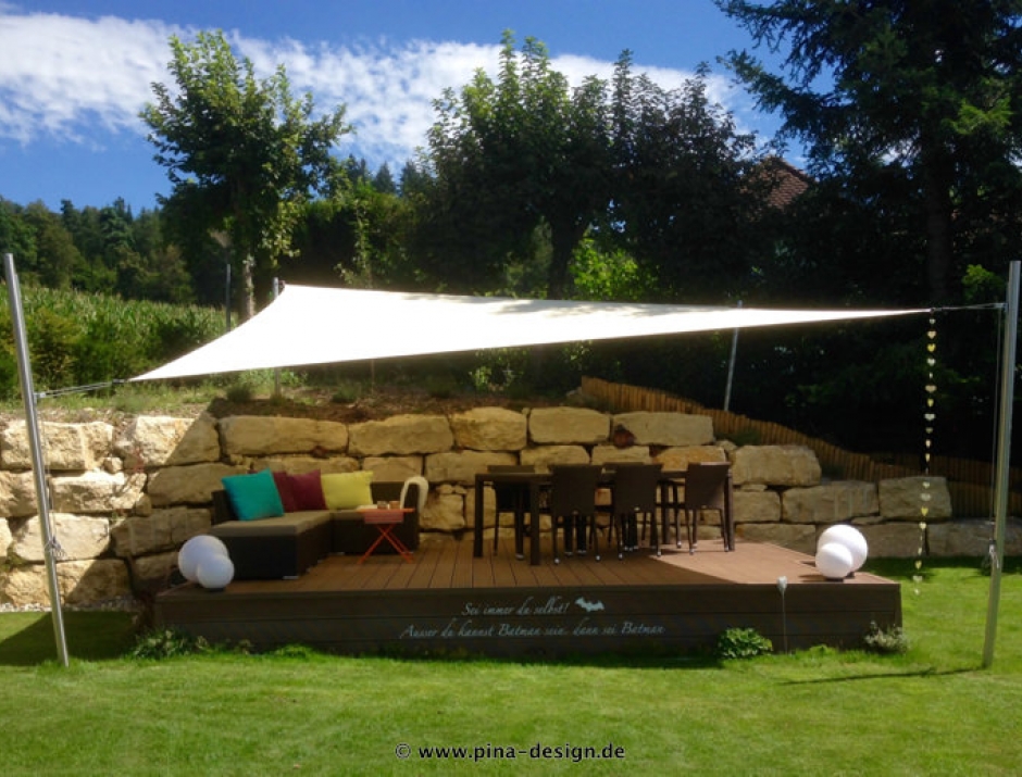 Sonnensegel feststehend Schweiz 4M in elfenbein über einer Gartenterrasse