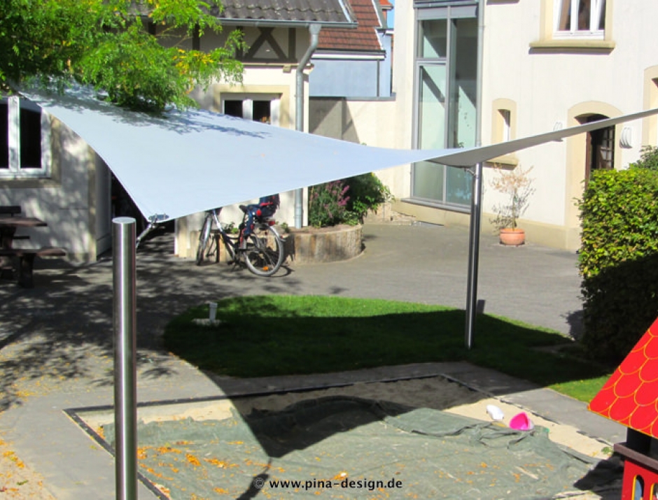 Sonnensegel Ganzjahres-Sonnensegel Ahlen M4 III. in champagner über einen Sandkasten