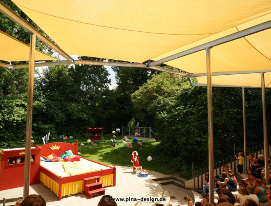 Sonnensegel feststehend Basel 4M I. gelbe Segel über einer Tribüne 