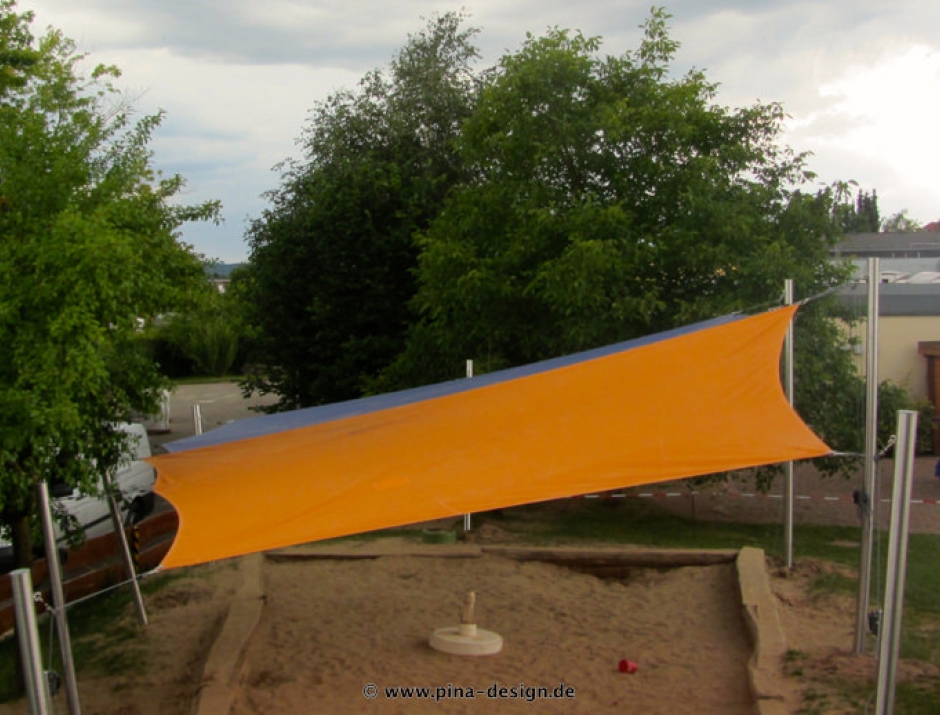 2 Sonnensegel feststehend Korbach 4M II. oranges und blaues Segel über einen Sandkasten