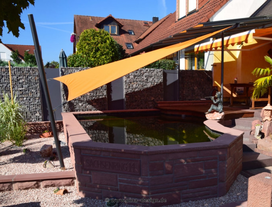 Sonnensegel feststehend Niedernberg 2M / 2W oranges Segel über einen Koiteich