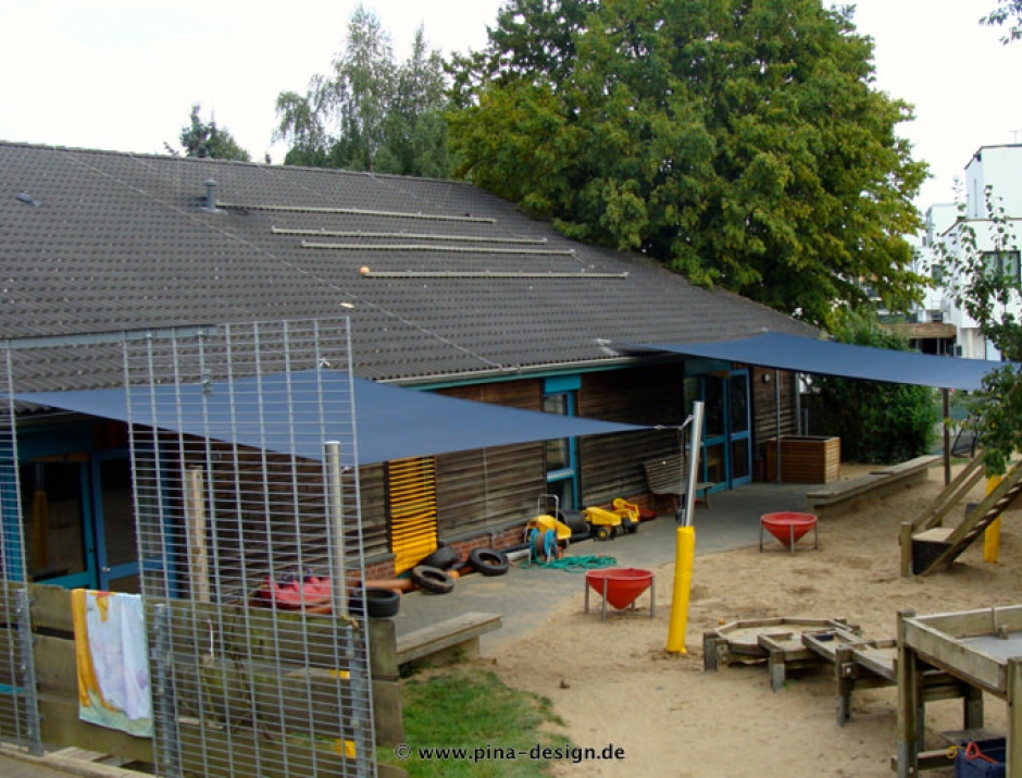 2 Sonnensegel feststehend Pulheim 2M / 2W II. blaue Segel vor einem Haus