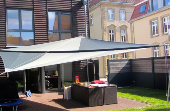 Sonnensegel manuell Recklinghausen 2M / 2W anthrazites Segel vor einem Haus