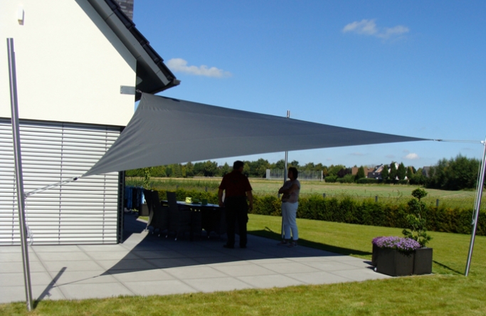 Sonnensegel manuell Steinfurt 3M / 1W II. anthrazites Segel vor einem Haus