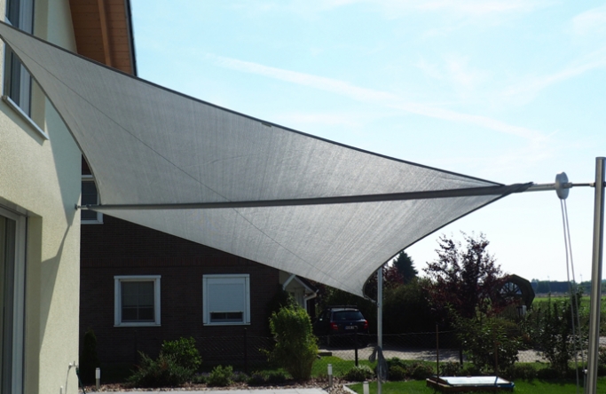Sonnensegel manuell Uetze 2M / 2W II. anthrazites Segel vor einem Haus