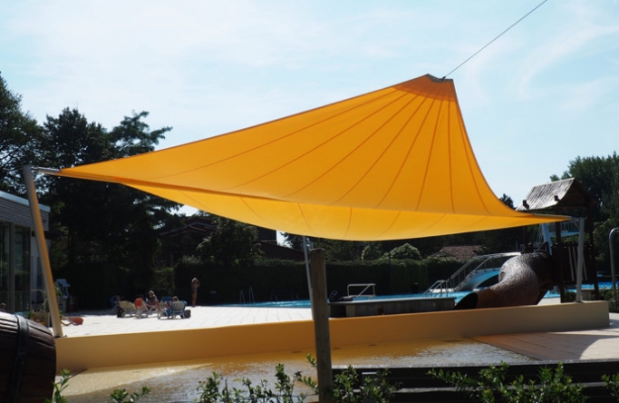 Sonnensegel elektrisch Burgdorf 4M oranges Segel über einer Terrasse im Freibad
