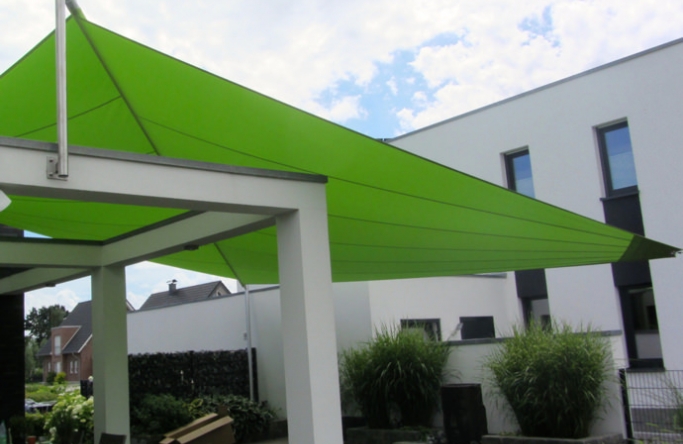 Sonnensegel elektrisch Greven 2M / 2W II. grünes Sonnensegel vor einem weißen Haus