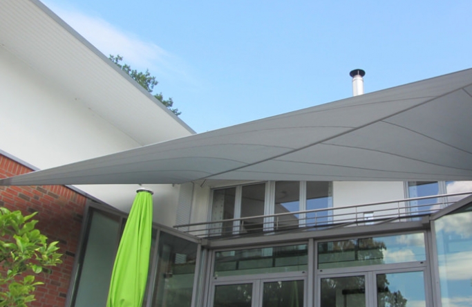 Seitenansicht links Harsewinkel - Sonnensegel über Terrasse und Wintergarten