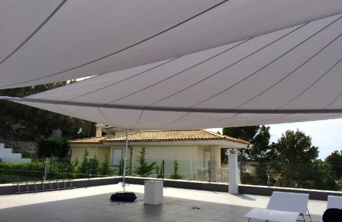 Zwei Sonnensegel - elektrisch - auf Mallorca über Dachterrasse