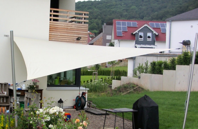 Sonnensegel feststehend Bovenden 2M / 1W in elfenbein vor einem Haus