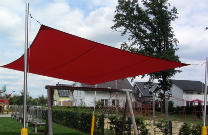 Sonnensegel feststehend Dortmund 4M III. rotes Segel über einen Spielplatz 