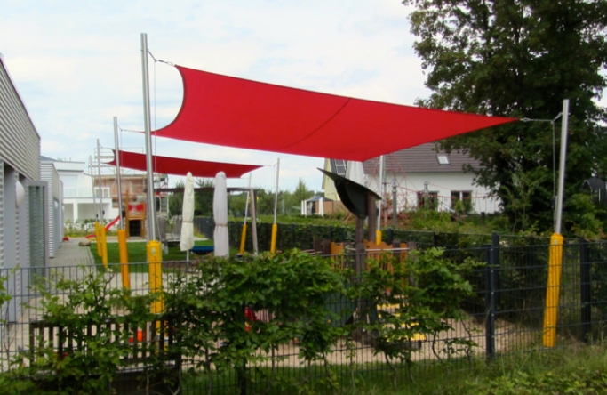 2 Sonnensegel feststehend Dortmund 4M V., 2 rote Segel über 2 Spielplätze