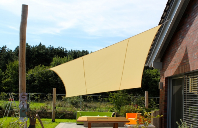 Sonnensegel feststehend Drensteinfurt 3M / 1W IV. in champagner vor einem Haus