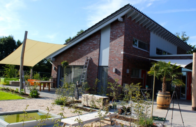 2 Sonnensegel feststehend Drensteinfurt 3M / 1W & 1M / 2W I. in champagner und weiß vor einem Haus 