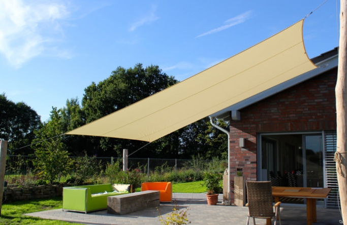 Sonnensegel feststehend Drensteinfurt 3M / 1W III. in champagner vor einem Haus