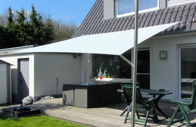 Sonnensegel feststehend Hamm 2M / 2W II. graues Segel vor einem weißen Haus