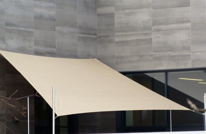 Sonnensegel feststehend Iserlohn 2M / 2W in elfenbein vor einem grauen Haus