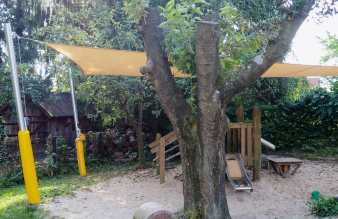 Sonnensegel feststehend Laer 4M oranges Segel über einen Spielplatz