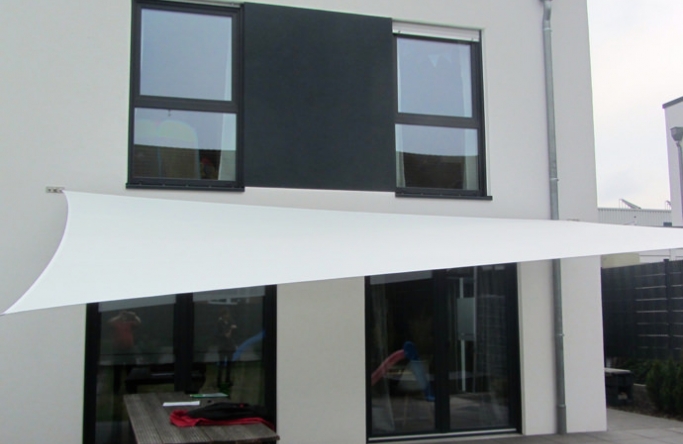 Sonnensegel feststehend Oelden 2M / 2W II. weißes Segel vor einem weißen Haus