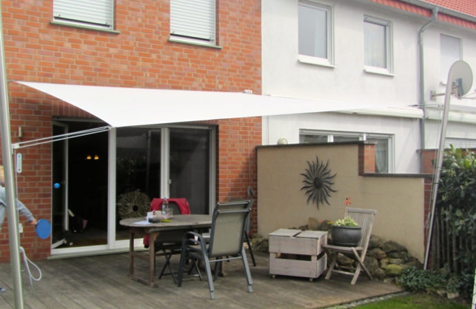 Sonnensegel feststehend Oelde 2M / 2W IV. weißes Segel vor einem Haus