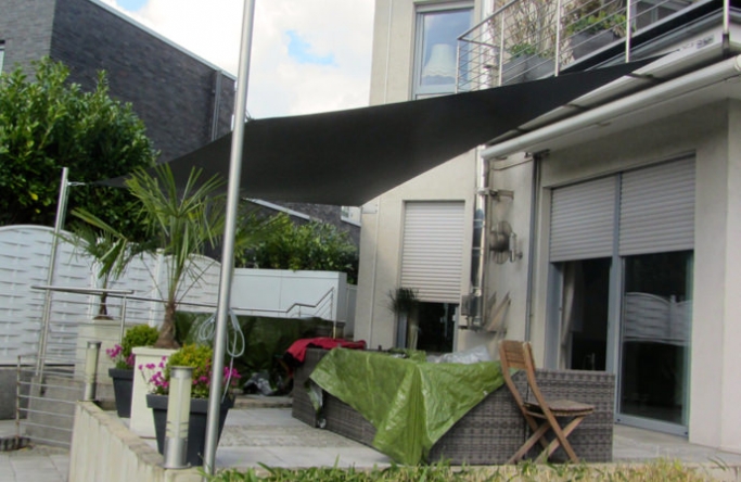 Sonnensegel feststehend Recklinghausen 2M / 2W anthrazites Segel vor einem Haus