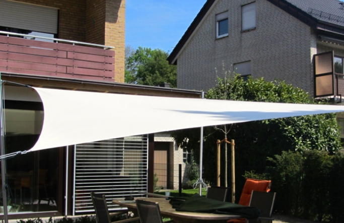 Sonnensegel feststehend Waltrop 4M weißes Segel über einer Gartenterrasse