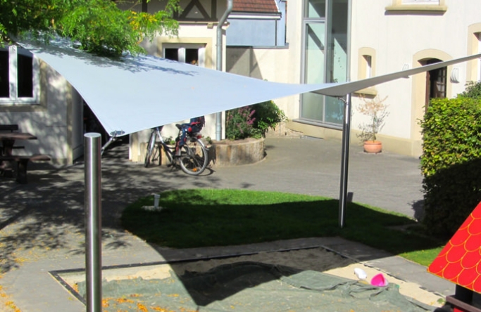 Sonnensegel Ganzjahres-Sonnensegel Ahlen M4 III. in champagner über einen Sandkasten