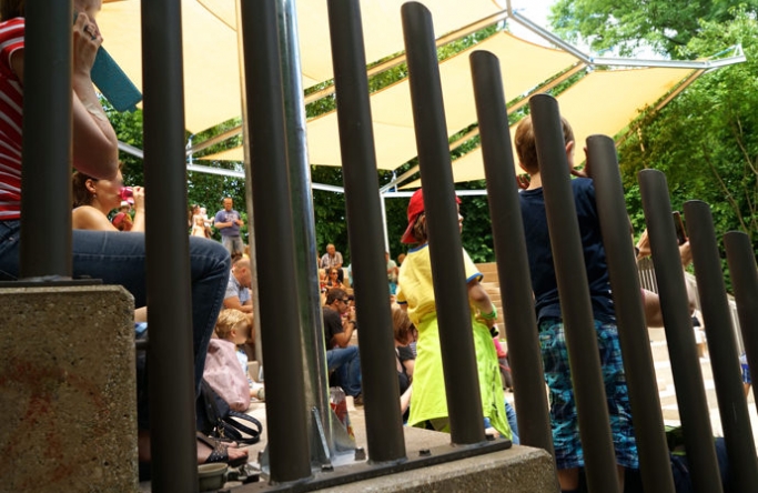 Sonnensegel feststehend Basel 4M II gelbes Segel über einer Tribüne