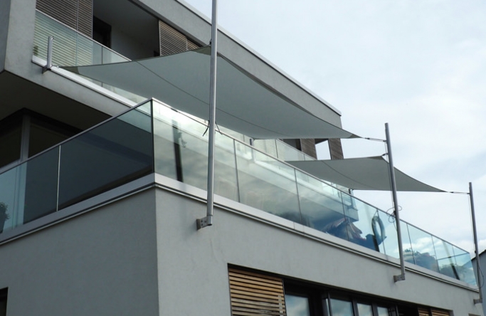 2 Sonnensegel feststehend Dortmund 2M /2W VII. in elfenbein über einen Balkon