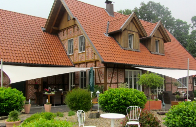 2 Sonnensegel feststehend Halle 1M / 3W & 2M / 2W in elfenbein vor einem Haus