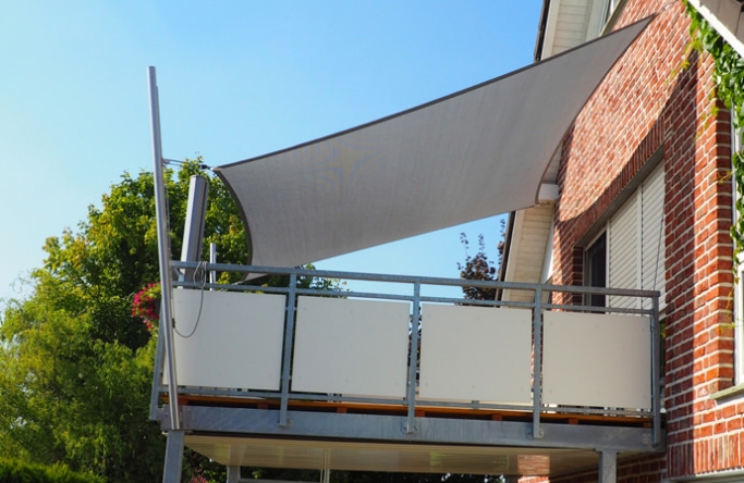 Sonnensegel feststehend Hamm-Uentrop 2M / 2W graues Segel über einen Balkon