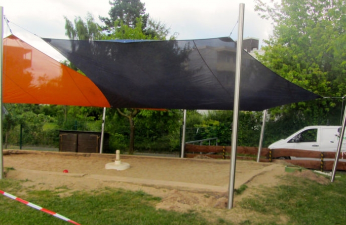 2 Sonnensegel feststehend Korbach 4M I. oranges und blaues Segel über einen Sandkasten