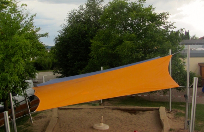 2 Sonnensegel feststehend Korbach 4M II. oranges und blaues Segel über einen Sandkasten