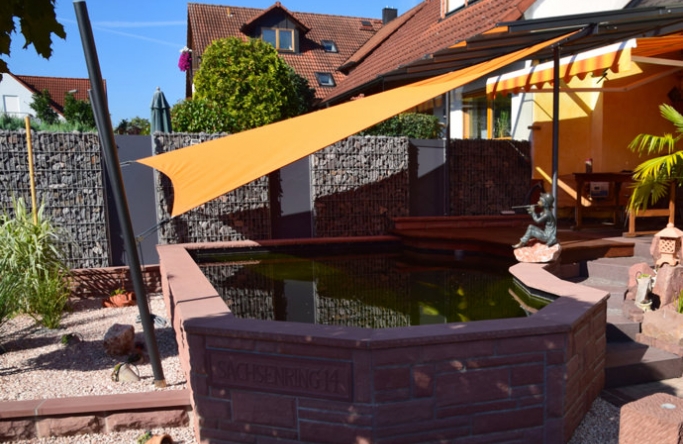 Sonnensegel feststehend Niedernberg 2M / 2W oranges Segel über einen Koiteich