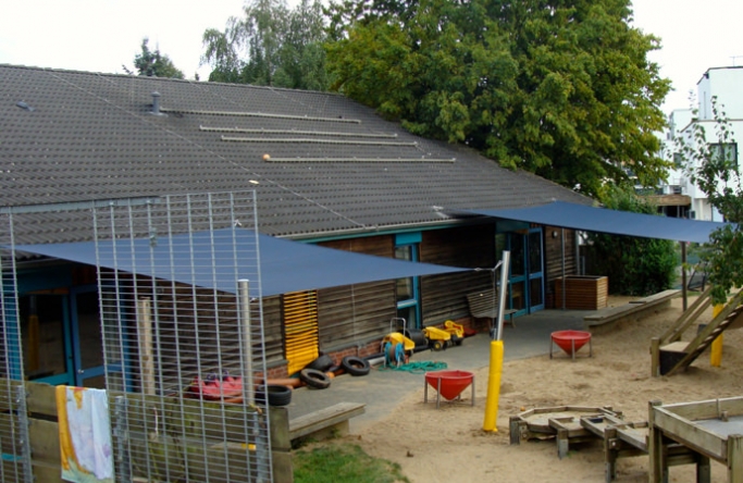 2 Sonnensegel feststehend Pulheim 2M / 2W II. blaue Segel vor einem Haus