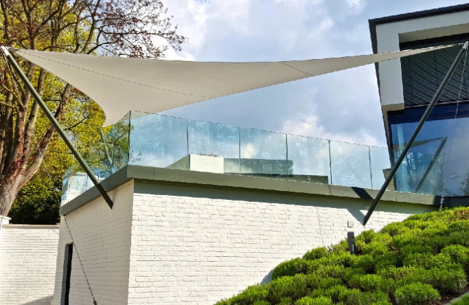 Münster Ganzjahressegel – Textile Sonnensegel Architektur auf einer Terrasse